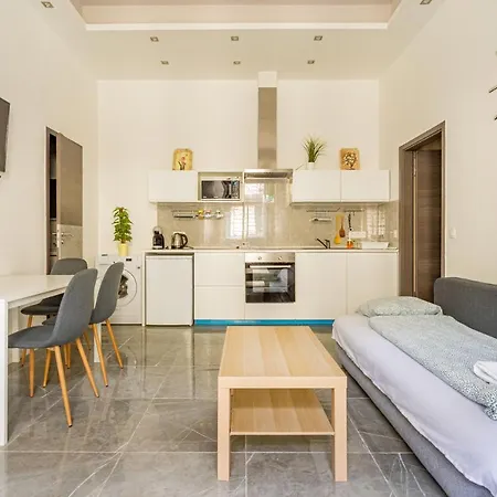 Modernized At Kiraly 51 Διαμέρισμα